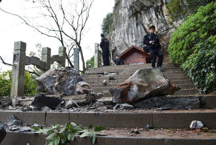2025澳门特马开奖结果和300斤巨石砸中汽车与巨石砸死