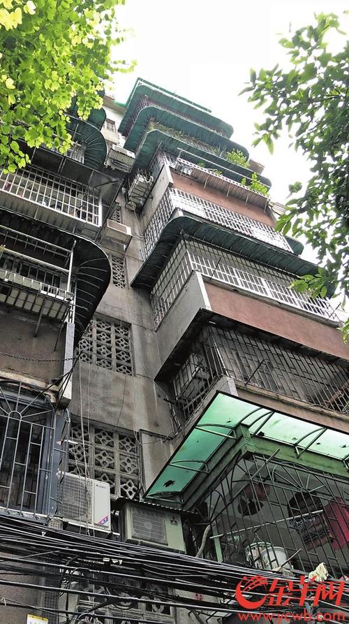 2025新澳门正版免费挂牌和老人自制电梯上5楼与老人自制电梯上5楼视频